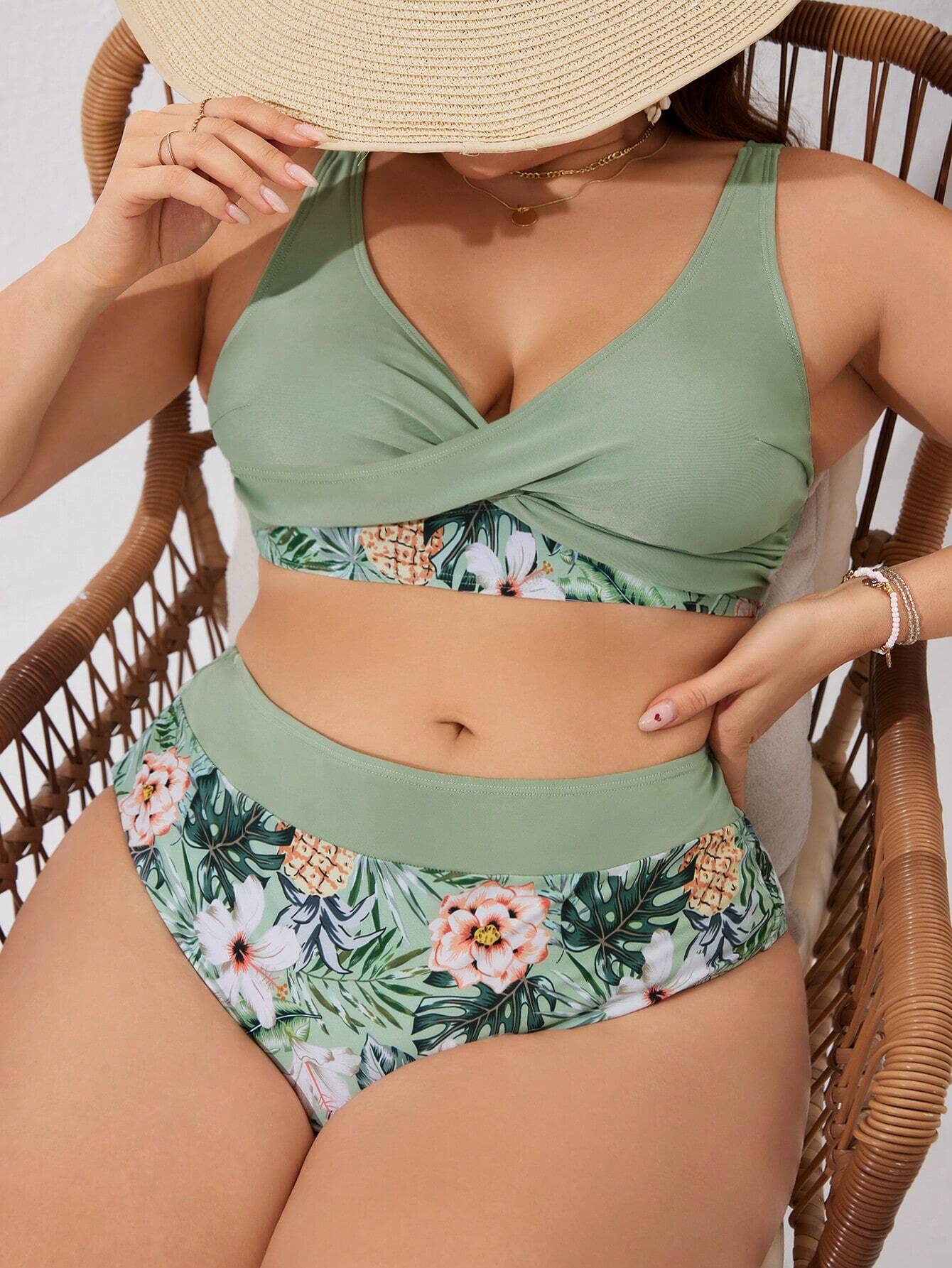 Sunquini Estampa Short e Top Floridos  Plus Size, Biquini Decote Cavado Folhas Plus Size, Biquini Plus Size, Biquini Estampa Lisa Plus Size, Biquini tubo plus size, maiô monocromático plus size, Maiô canelado cor lisa canelado, Biquini Plus Size com Estampa Mármore, sunquíni colorido plus size, Biquini colete plus size,