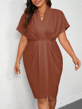 Vestido Plus Size  Plissado  Cor Sólida Simetria, looks plus size, looks elegantes plus size, Plus size roupas estampadas, plus size roupas femininas, Site de Roupa plus size feminina, Vestidos plus size plissados, Vestidos plus size manga curta, Vestidos plus size plissado , Vestidos plus size sem mangas, Vestidos plus size midi cor sólida