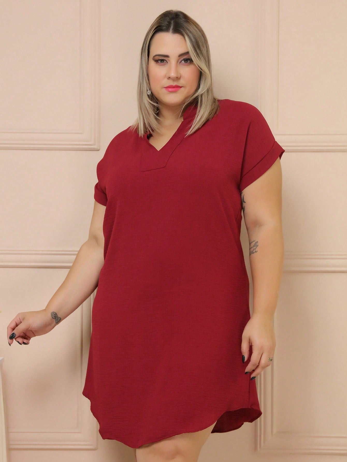 roupas plus size feminina, roupas femininas, looks plus size, looks elegantes plus size, Plus size roupas, plus size roupas femininas, Site de Roupa plus size feminina, Vestidos plus size plissados, Vestidos plus size manga curta, Vestidos plus size gola V,