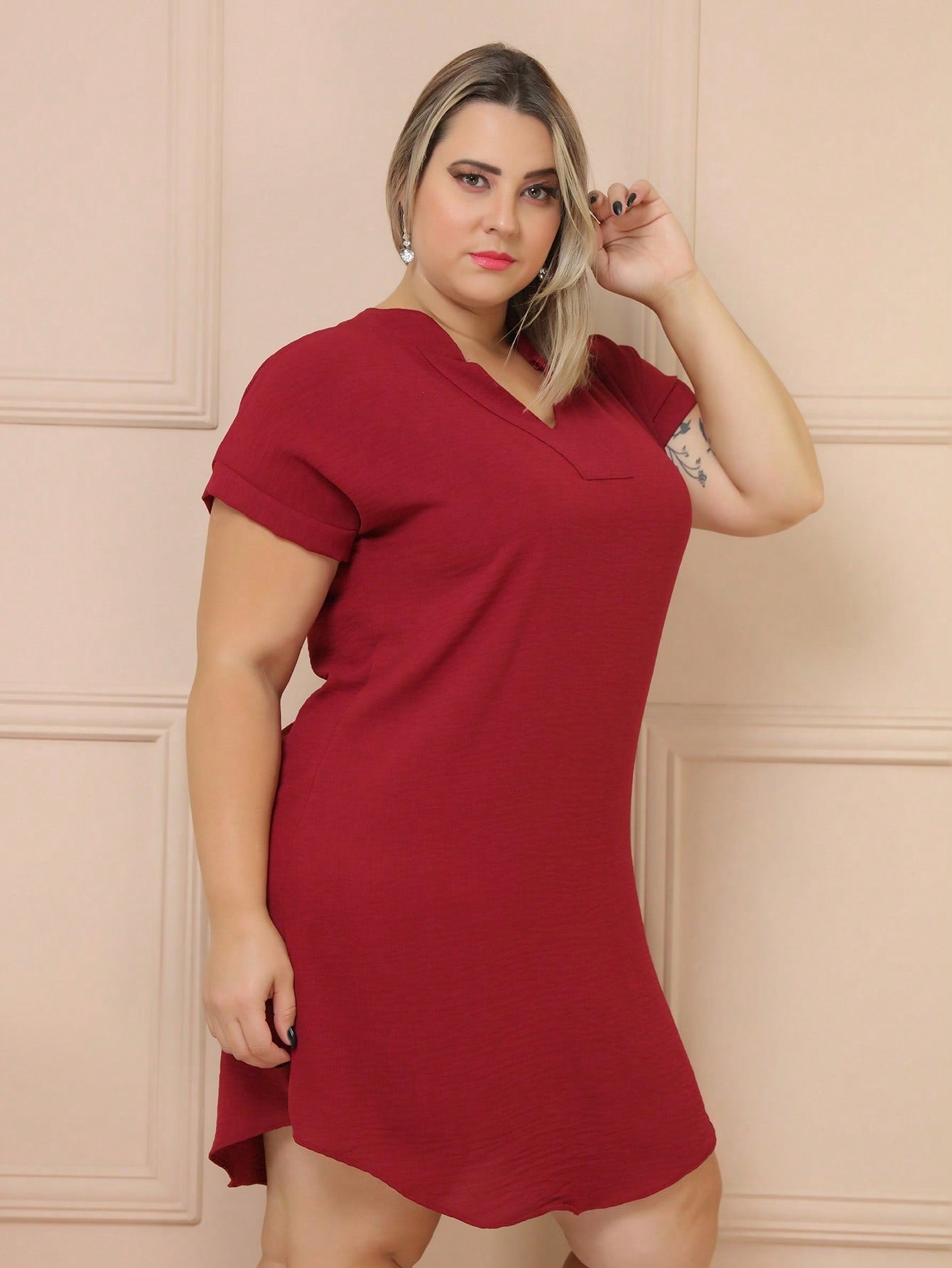 roupas plus size feminina, roupas femininas, looks plus size, looks elegantes plus size, Plus size roupas, plus size roupas femininas, Site de Roupa plus size feminina, Vestidos plus size plissados, Vestidos plus size manga curta, Vestidos plus size gola V,